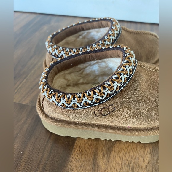 UGG Kids boots (size 7) - Picture 6 of 9